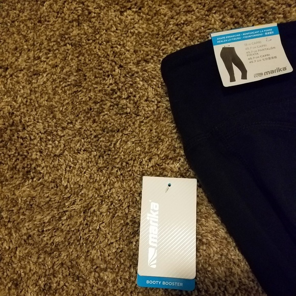 Marika Capri Workout Pants. Medium. - Picture 4 of 4
